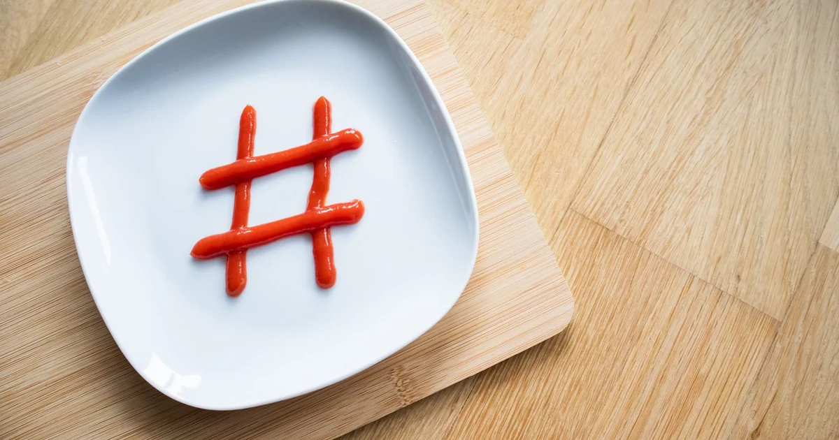 Hashtag dessine en ketchup sur une assiette blanche, vue du dessus