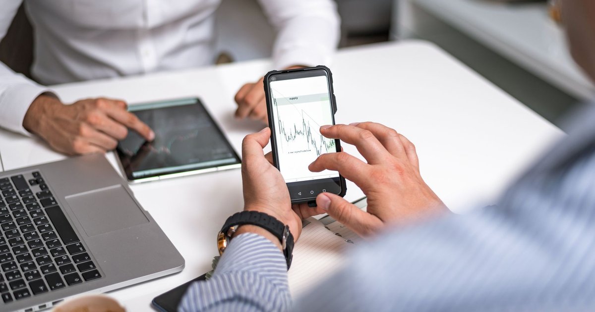 Personne consultant des statistiques de recherche sur un smartphone