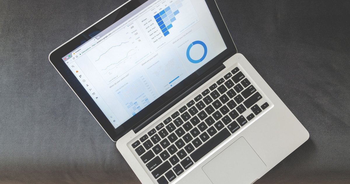 Écran d'ordinateur présentant un tableau de bord détaillé de données marketing et de statistiques d'audience