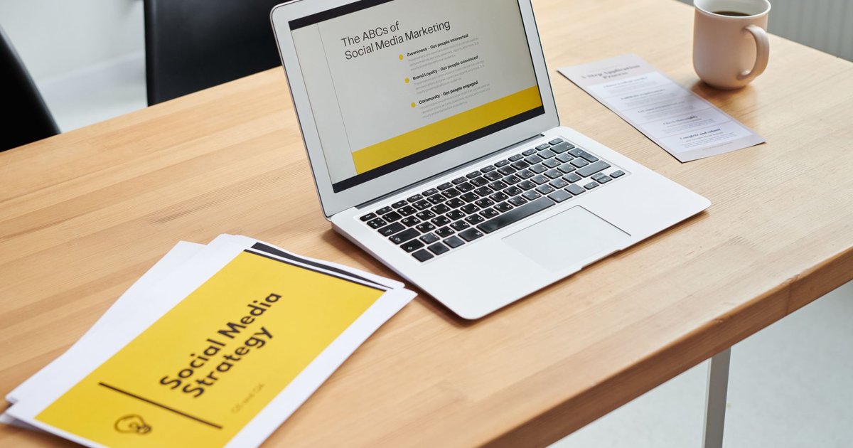 Espace de travail avec ordinateur portable et smartphone pour la création de contenu social