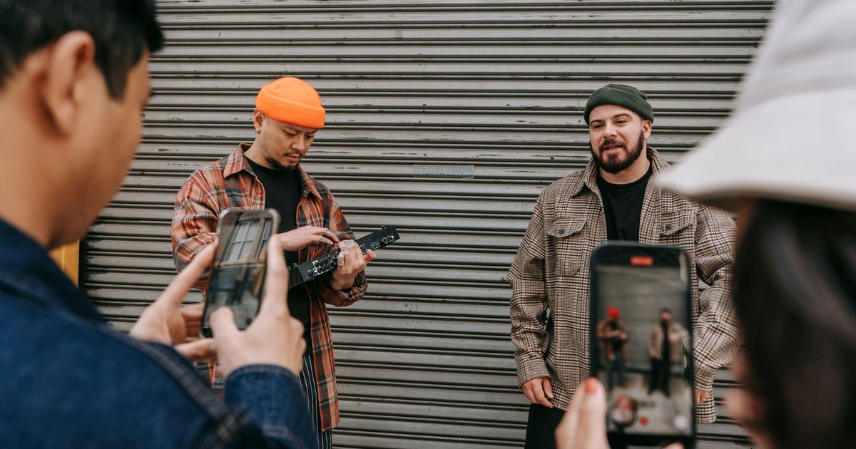 Artiste filmant une vidéo musicale avec son smartphone dans un home studio