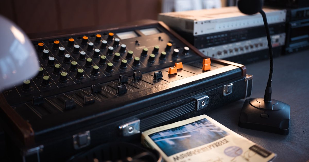Table de mixage vintage et micro d'enregistrement posés sur un bureau de studio