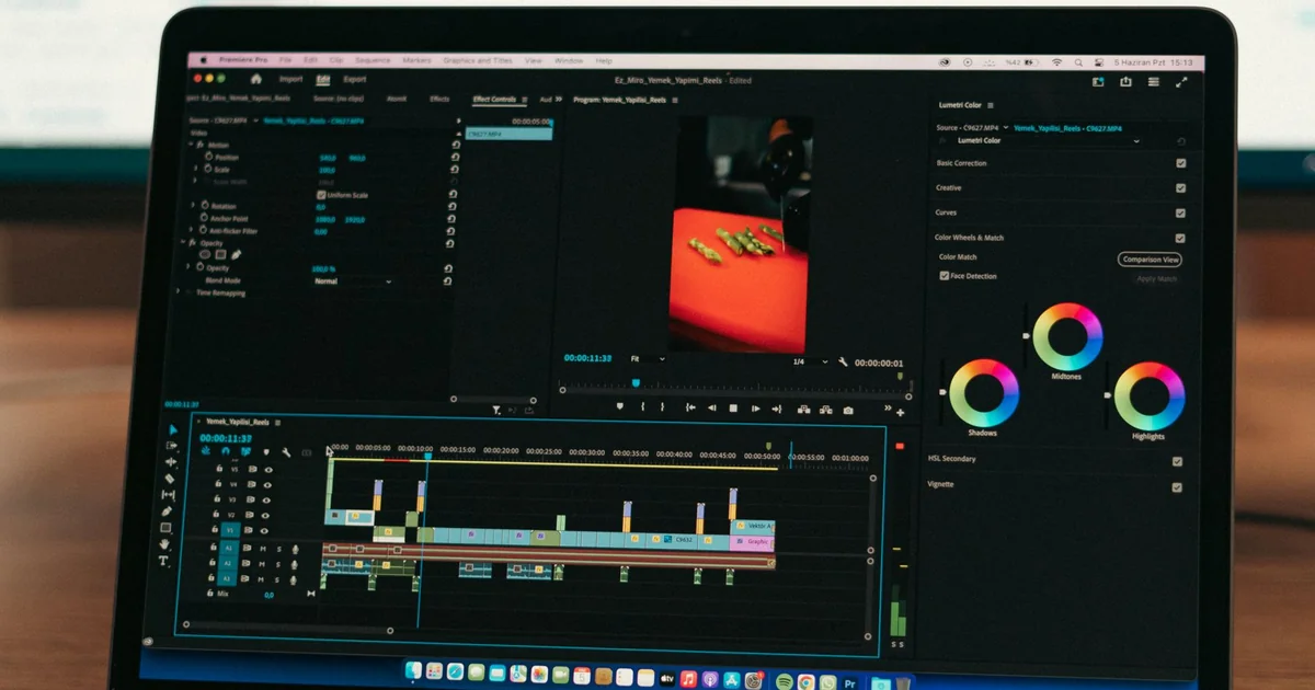 Logiciel de montage video affichant une timeline d'episodes, illustration des series thematiques TikTok en 2026