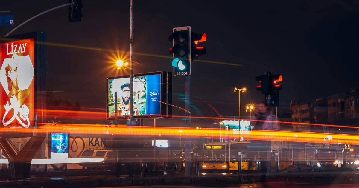 Tableau de bord marketing digital avec graphiques de performance publicitaire TikTok