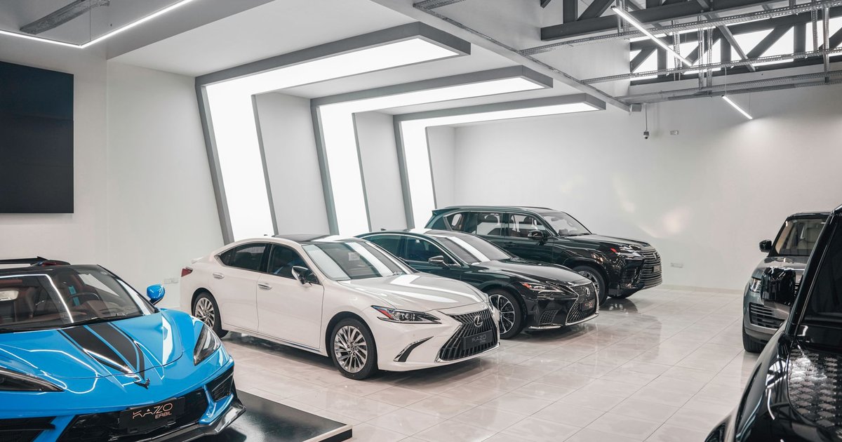 Voiture neuve exposée dans un showroom moderne et lumineux