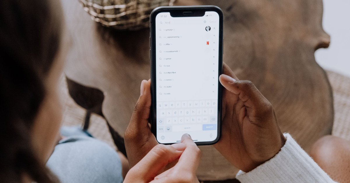 Personne effectuant une recherche sur l'ecran de son smartphone