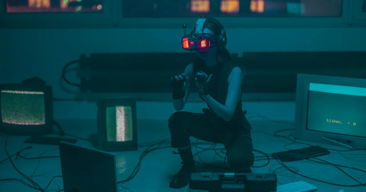 TikTok Symphony Digital Avatars : interface IA générant une vidéo produit avec avatar humain