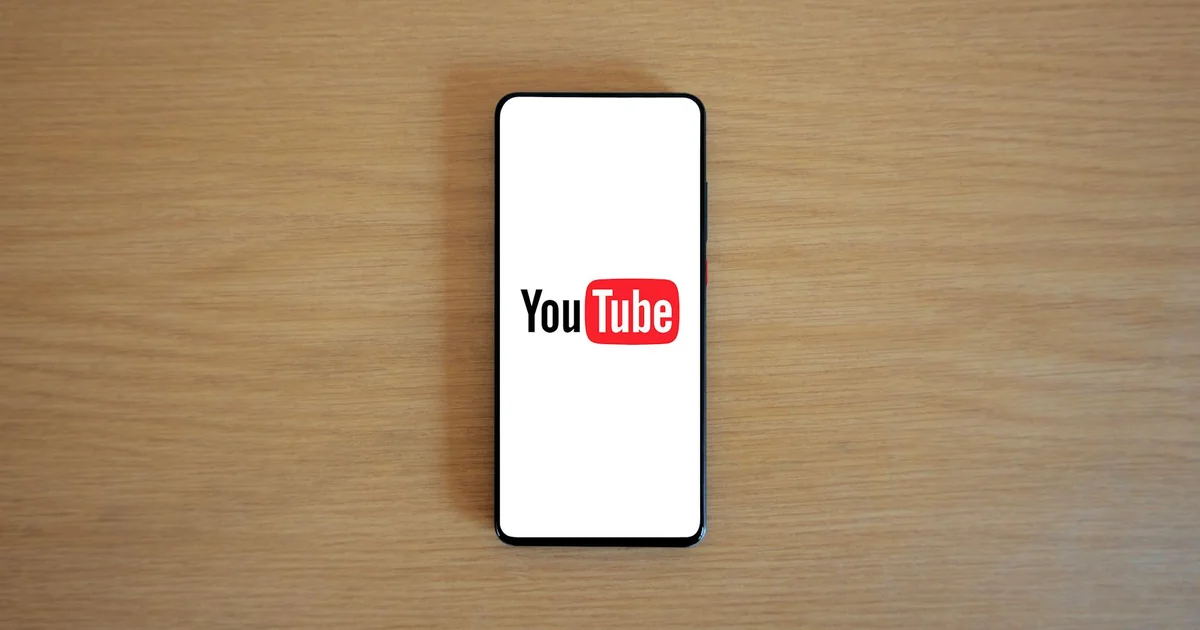 Smartphone affichant une vidéo courte verticale, illustration des plateformes TikTok et Shorts